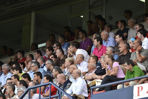 ¿Has estado en el Reyno de Navarra viendo el Osasuna-Sporting? Búscate en la grada entre los aficionados rojillos.