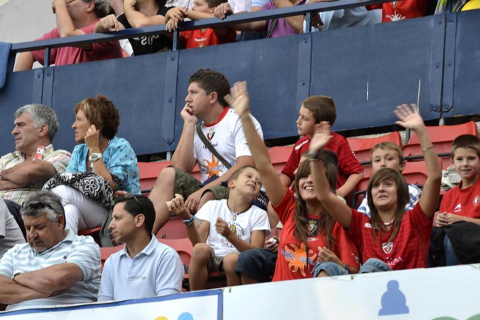 ¿Has estado en el Reyno de Navarra viendo el Osasuna-Sporting? Búscate en la grada entre los aficionados rojillos.