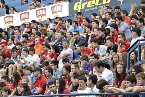 ¿Has estado en el Reyno de Navarra viendo el Osasuna-Sporting? Búscate en la grada entre los aficionados rojillos.