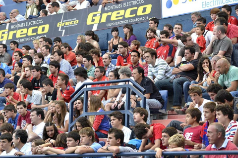 ¿Has estado en el Reyno de Navarra viendo el Osasuna-Sporting? Búscate en la grada entre los aficionados rojillos.
