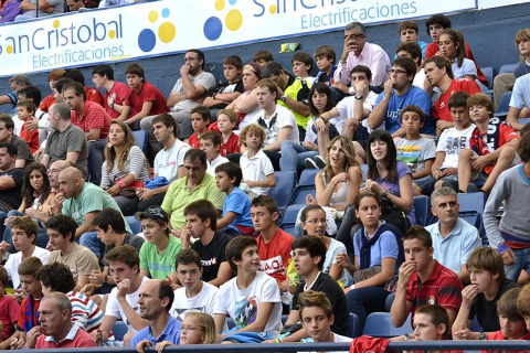 ¿Has estado en el Reyno de Navarra viendo el Osasuna-Sporting? Búscate en la grada entre los aficionados rojillos.