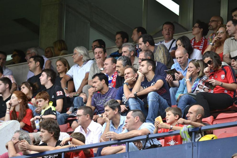 ¿Has estado en el Reyno de Navarra viendo el Osasuna-Sporting? Búscate en la grada entre los aficionados rojillos.