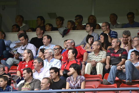 ¿Has estado en el Reyno de Navarra viendo el Osasuna-Sporting? Búscate en la grada entre los aficionados rojillos.