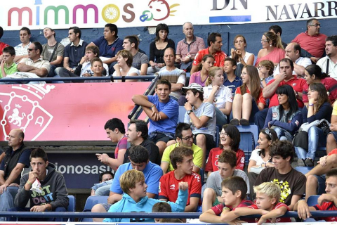 ¿Has estado en el Reyno de Navarra viendo el Osasuna-Sporting? Búscate en la grada entre los aficionados rojillos.