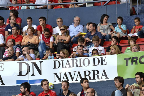 ¿Has estado en el Reyno de Navarra viendo el Osasuna-Sporting? Búscate en la grada entre los aficionados rojillos.