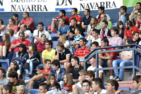 ¿Has estado en el Reyno de Navarra viendo el Osasuna-Sporting? Búscate en la grada entre los aficionados rojillos.