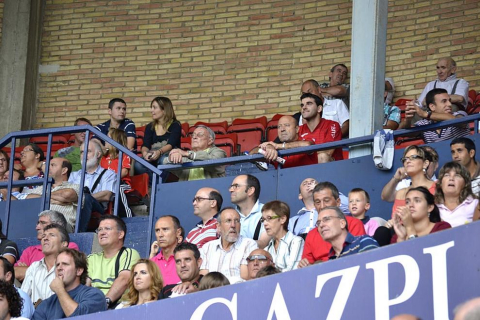 ¿Has estado en el Reyno de Navarra viendo el Osasuna-Sporting? Búscate en la grada entre los aficionados rojillos.
