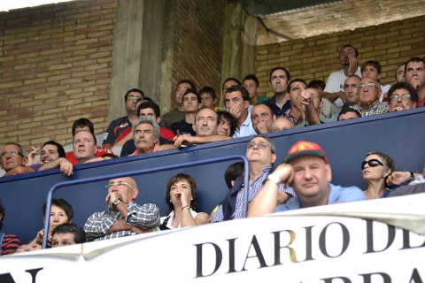 ¿Has estado en el Reyno de Navarra viendo el Osasuna-Sporting? Búscate en la grada entre los aficionados rojillos.