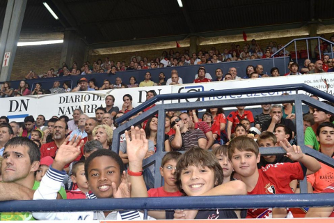 ¿Has estado en el Reyno de Navarra viendo el Osasuna-Sporting? Búscate en la grada entre los aficionados rojillos.