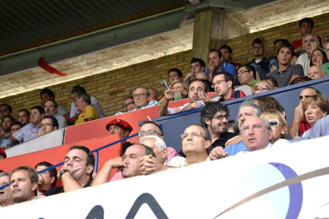 ¿Has estado en el Reyno de Navarra viendo el Osasuna-Sporting? Búscate en la grada entre los aficionados rojillos.