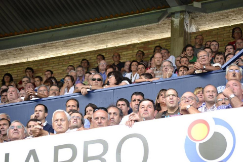 ¿Has estado en el Reyno de Navarra viendo el Osasuna-Sporting? Búscate en la grada entre los aficionados rojillos.