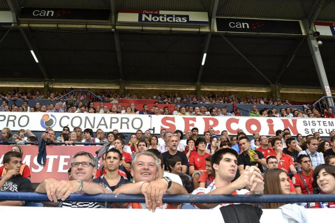 ¿Has estado en el Reyno de Navarra viendo el Osasuna-Sporting? Búscate en la grada entre los aficionados rojillos.