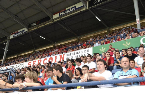 ¿Has estado en el Reyno de Navarra viendo el Osasuna-Sporting? Búscate en la grada entre los aficionados rojillos.