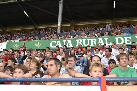 ¿Has estado en el Reyno de Navarra viendo el Osasuna-Sporting? Búscate en la grada entre los aficionados rojillos.