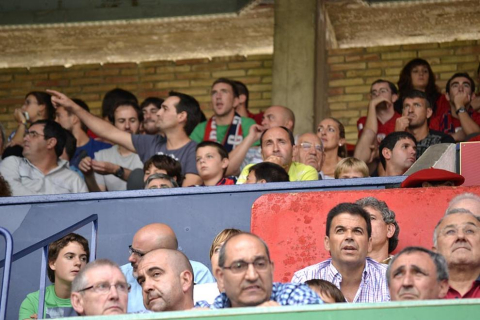¿Has estado en el Reyno de Navarra viendo el Osasuna-Sporting? Búscate en la grada entre los aficionados rojillos.