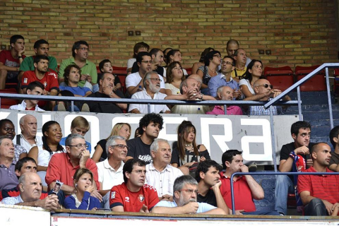 ¿Has estado en el Reyno de Navarra viendo el Osasuna-Sporting? Búscate en la grada entre los aficionados rojillos.