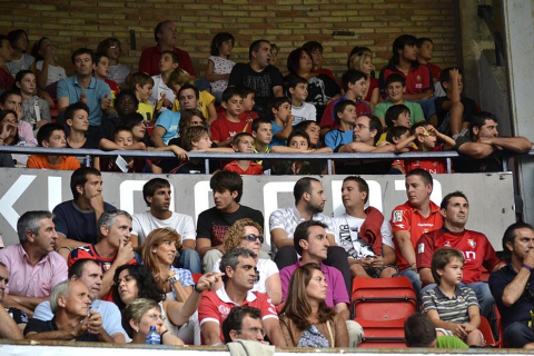 ¿Has estado en el Reyno de Navarra viendo el Osasuna-Sporting? Búscate en la grada entre los aficionados rojillos.
