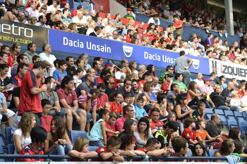 ¿Has estado en el Reyno de Navarra viendo el Osasuna-Sporting? Búscate en la grada entre los aficionados rojillos.