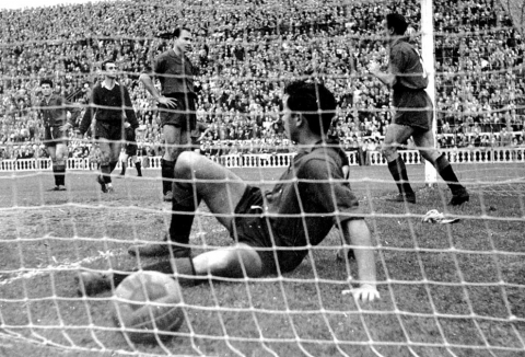 Repasa los Barcelona-Osasuna a través de imágenes de sus enfrentamientos en el Camp Nou