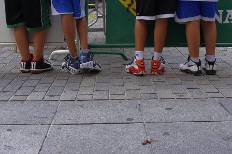 Para recaudar fondos para la bolsa de trabajo de personas discapacitadas, la Federación Navarra de Baloncesto y COCEMFE han organizado una jornada deportiva