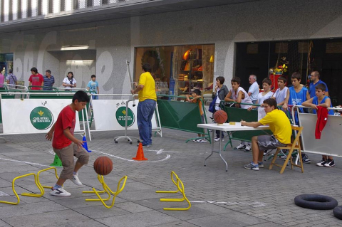 Para recaudar fondos para la bolsa de trabajo de personas discapacitadas, la Federación Navarra de Baloncesto y COCEMFE han organizado una jornada deportiva