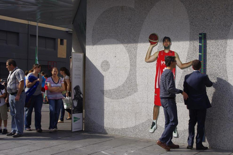 Para recaudar fondos para la bolsa de trabajo de personas discapacitadas, la Federación Navarra de Baloncesto y COCEMFE han organizado una jornada deportiva