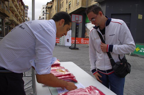 Para recaudar fondos para la bolsa de trabajo de personas discapacitadas, la Federación Navarra de Baloncesto y COCEMFE han organizado una jornada deportiva