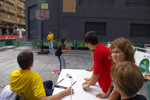 Para recaudar fondos para la bolsa de trabajo de personas discapacitadas, la Federación Navarra de Baloncesto y COCEMFE han organizado una jornada deportiva