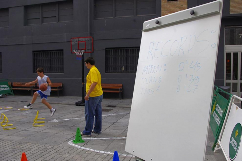 Para recaudar fondos para la bolsa de trabajo de personas discapacitadas, la Federación Navarra de Baloncesto y COCEMFE han organizado una jornada deportiva