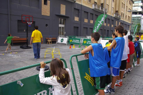 Para recaudar fondos para la bolsa de trabajo de personas discapacitadas, la Federación Navarra de Baloncesto y COCEMFE han organizado una jornada deportiva
