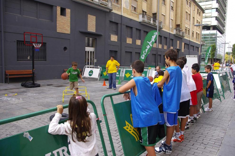 Para recaudar fondos para la bolsa de trabajo de personas discapacitadas, la Federación Navarra de Baloncesto y COCEMFE han organizado una jornada deportiva