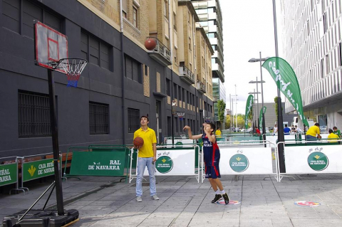 Para recaudar fondos para la bolsa de trabajo de personas discapacitadas, la Federación Navarra de Baloncesto y COCEMFE han organizado una jornada deportiva