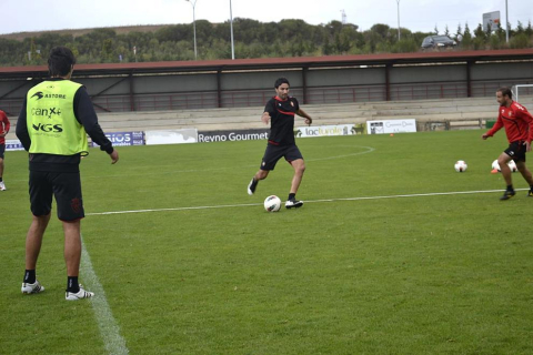 Los jugadores de Osasuna han entrenado este domingo en Tajonar tras la debacle del Camp Nou para preparar el partido ante el Sevilla del próximo martes.
