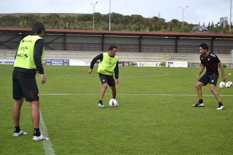 Los jugadores de Osasuna han entrenado este domingo en Tajonar tras la debacle del Camp Nou para preparar el partido ante el Sevilla del próximo martes.