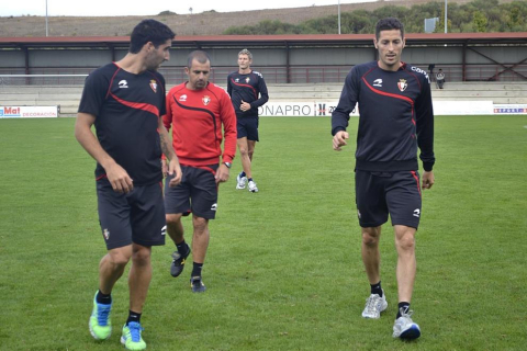 Los jugadores de Osasuna han entrenado este domingo en Tajonar tras la debacle del Camp Nou para preparar el partido ante el Sevilla del próximo martes.