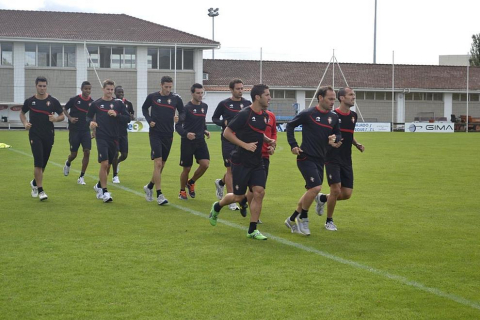 Los jugadores de Osasuna han entrenado este domingo en Tajonar tras la debacle del Camp Nou para preparar el partido ante el Sevilla del próximo martes.