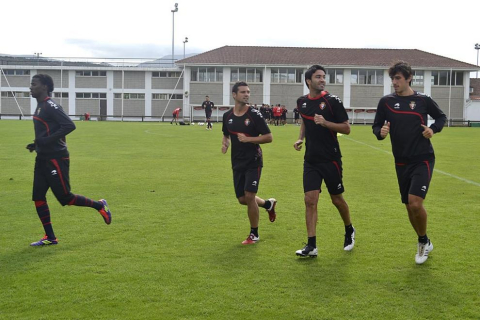 Los jugadores de Osasuna han entrenado este domingo en Tajonar tras la debacle del Camp Nou para preparar el partido ante el Sevilla del próximo martes.