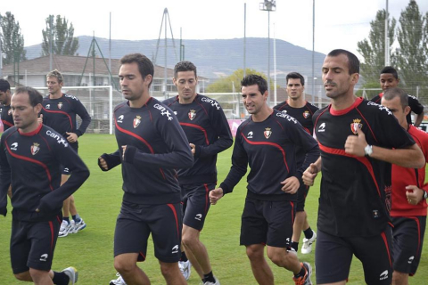 Los jugadores de Osasuna han entrenado este domingo en Tajonar tras la debacle del Camp Nou para preparar el partido ante el Sevilla del próximo martes.