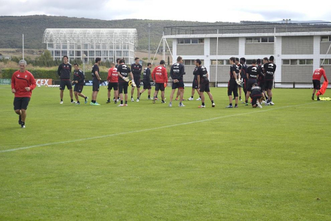 Los jugadores de Osasuna han entrenado este domingo en Tajonar tras la debacle del Camp Nou para preparar el partido ante el Sevilla del próximo martes.