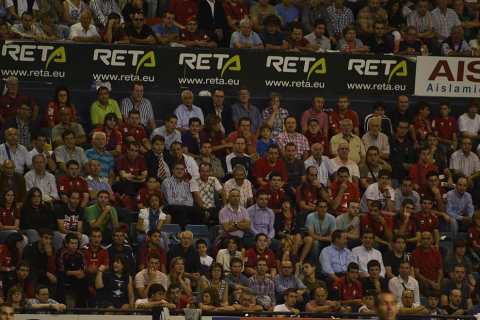 Búscate en la grada del estadio Reyno de Navarra durante el partido que han disputado este martes Osasuna y Sevilla, que ha terminado con empate a cero en el marcador.
