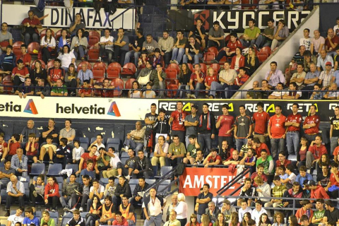 Búscate en la grada del estadio Reyno de Navarra durante el partido que han disputado este martes Osasuna y Sevilla, que ha terminado con empate a cero en el marcador.
