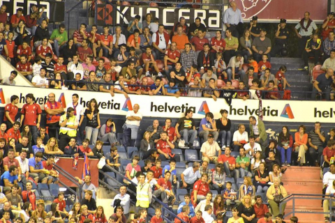 Búscate en la grada del estadio Reyno de Navarra durante el partido que han disputado este martes Osasuna y Sevilla, que ha terminado con empate a cero en el marcador.