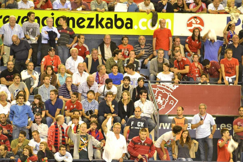 Búscate en la grada del estadio Reyno de Navarra durante el partido que han disputado este martes Osasuna y Sevilla, que ha terminado con empate a cero en el marcador.