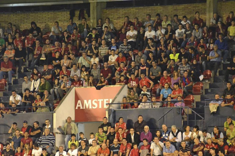 Búscate en la grada del estadio Reyno de Navarra durante el partido que han disputado este martes Osasuna y Sevilla, que ha terminado con empate a cero en el marcador.
