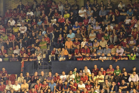 Búscate en la grada del estadio Reyno de Navarra durante el partido que han disputado este martes Osasuna y Sevilla, que ha terminado con empate a cero en el marcador.