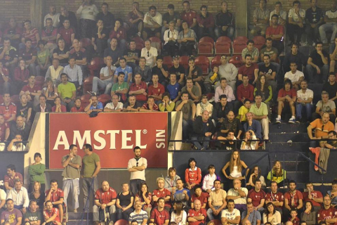 Búscate en la grada del estadio Reyno de Navarra durante el partido que han disputado este martes Osasuna y Sevilla, que ha terminado con empate a cero en el marcador.
