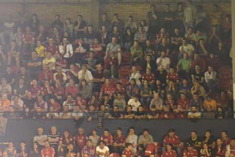 Búscate en la grada del estadio Reyno de Navarra durante el partido que han disputado este martes Osasuna y Sevilla, que ha terminado con empate a cero en el marcador.