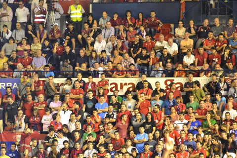 Búscate en la grada del estadio Reyno de Navarra durante el partido que han disputado este martes Osasuna y Sevilla, que ha terminado con empate a cero en el marcador.