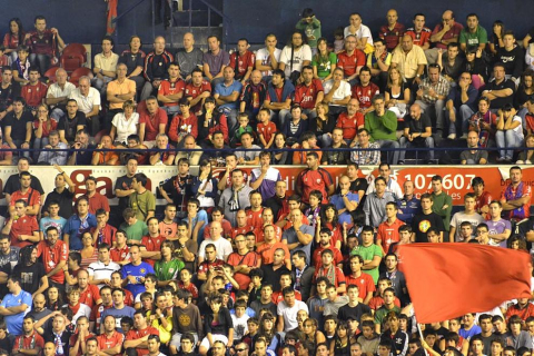 Búscate en la grada del estadio Reyno de Navarra durante el partido que han disputado este martes Osasuna y Sevilla, que ha terminado con empate a cero en el marcador.