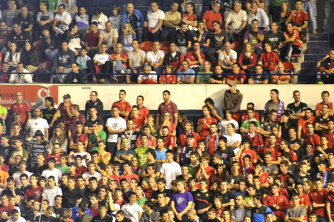 Búscate en la grada del estadio Reyno de Navarra durante el partido que han disputado este martes Osasuna y Sevilla, que ha terminado con empate a cero en el marcador.